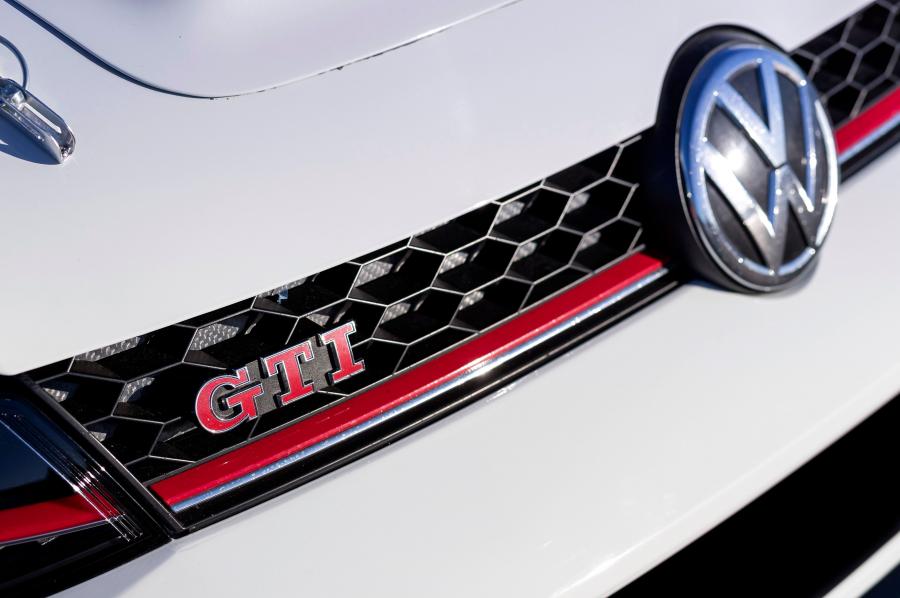 Логотип Volkswagen Golf GTI TCR 2017 года  (фото 4 из 33)